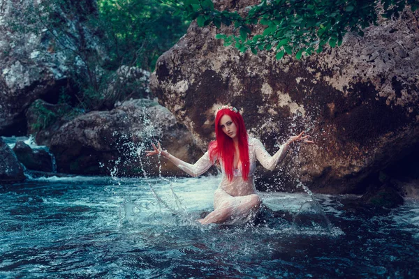 Hermosa joven descansando en el agua — Foto de Stock