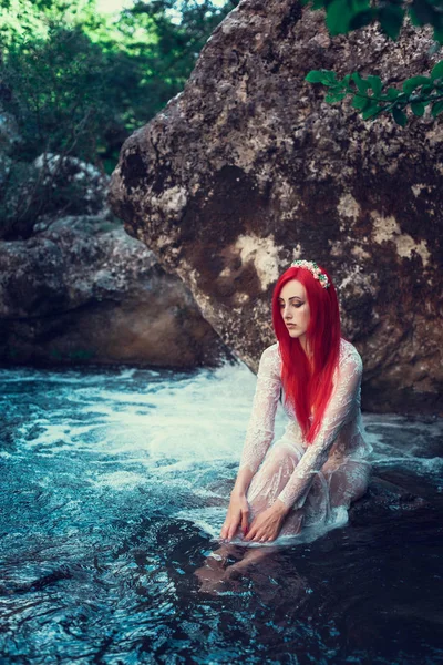 Menina bonita descansando na água — Fotografia de Stock