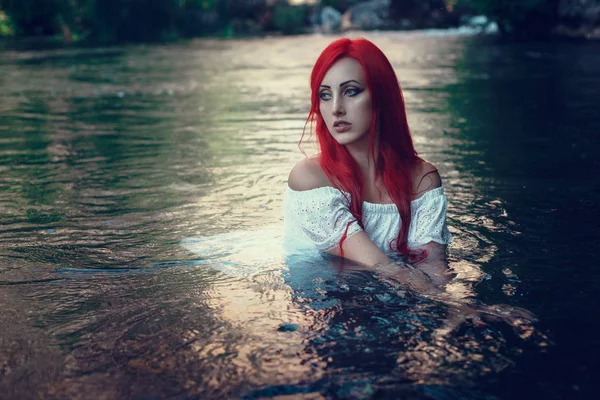 Vacker ung flicka vila i vatten — Stockfoto