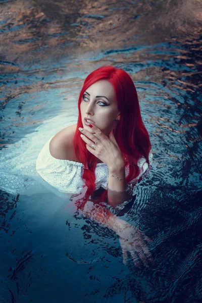 Beautiful young girl resting in water — Stock Photo, Image