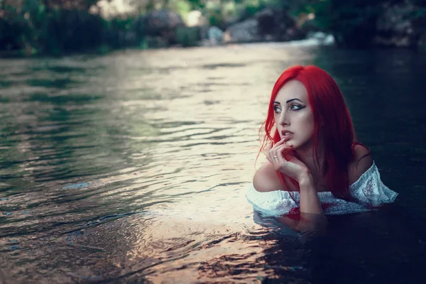 Красивая молодая девушка отдыхает в воде — стоковое фото