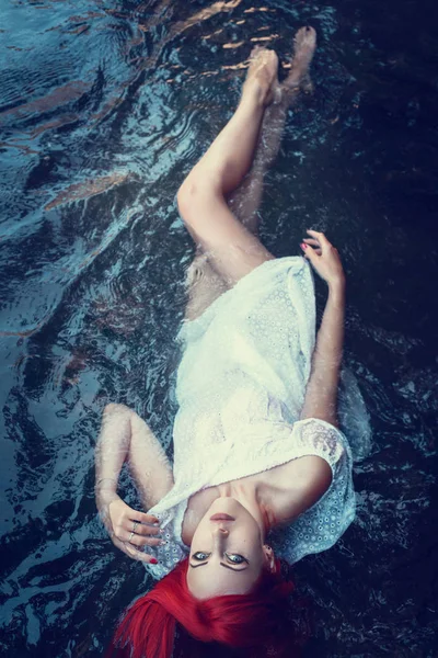 Belle jeune fille reposant dans l'eau — Photo