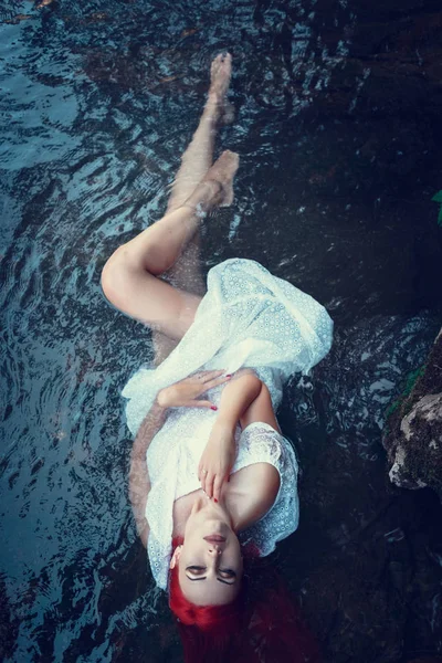 Hermosa joven descansando en el agua —  Fotos de Stock