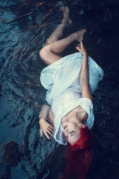 年轻美丽的女孩在水中休息 — 图库照片