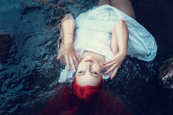 Hermosa joven descansando en el agua —  Fotos de Stock