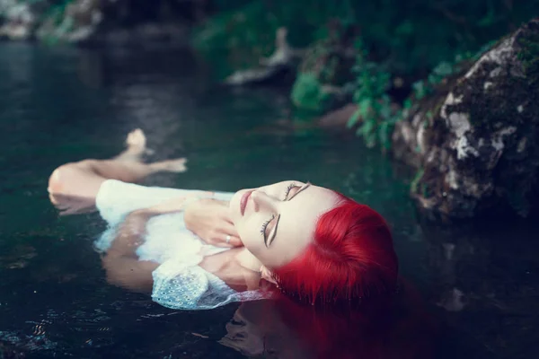 年轻美丽的女孩在水中休息 — 图库照片