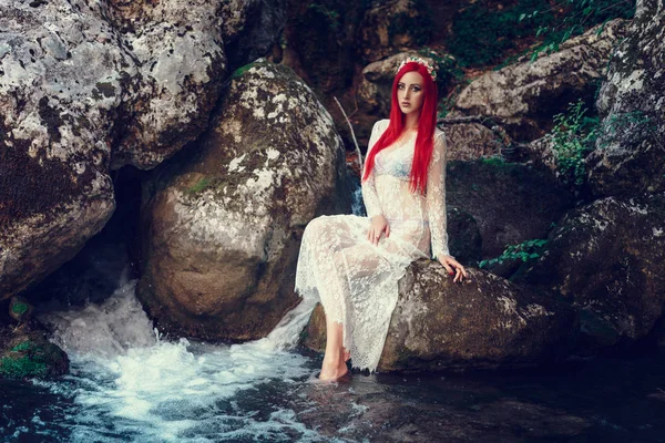 Beautiful young girl resting in water — Stock Photo, Image