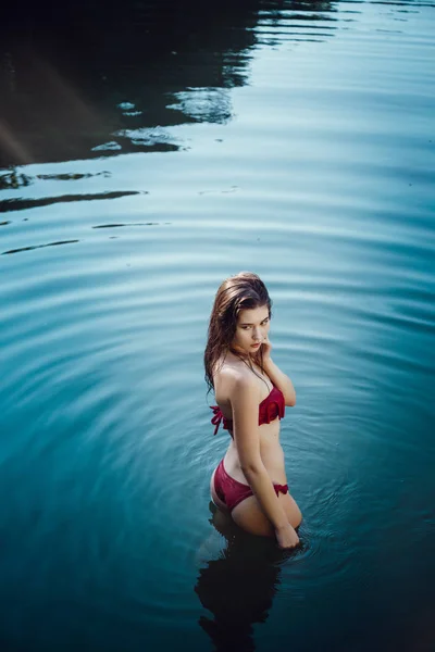 Belle jeune fille reposant dans l'eau — Photo