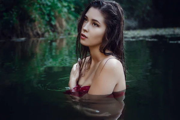 Beautiful young girl resting in water — Stock Photo, Image