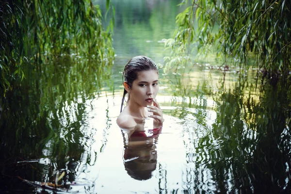 Hermosa joven descansando en el agua — Foto de Stock