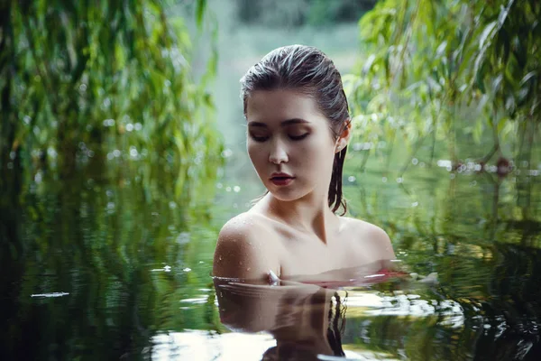 güzel genç kız suda dinlenme