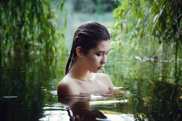 güzel genç kız suda dinlenme