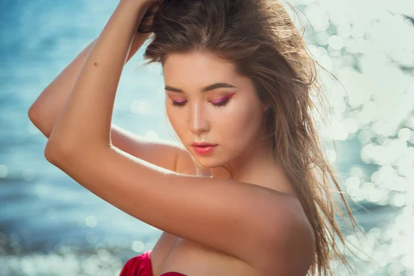 Heureuse femme insouciante jouissant d'un beau coucher de soleil sur la plage — Photo