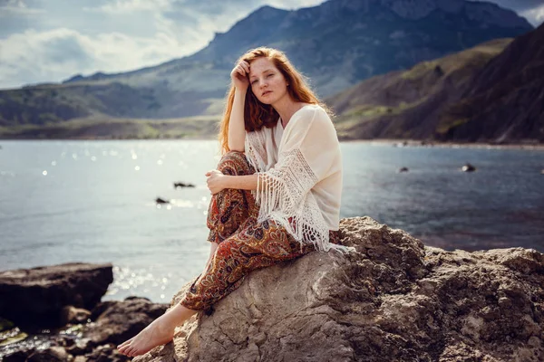 Joven pelirroja al estilo del Boho. Disfruta de la belleza de la costa del mar. La idea y el concepto de libertad y hippies — Foto de Stock