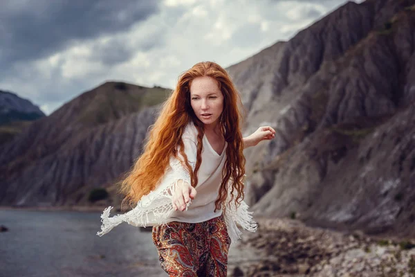 年轻的红头发的女孩在博霍的风格。享受美丽的海岸。自由和嬉皮士的理念和概念 — 图库照片