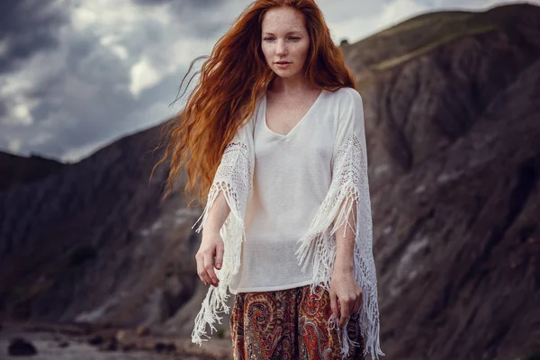 Joven pelirroja al estilo del Boho. Disfruta de la belleza de la costa del mar. La idea y el concepto de libertad y hippies — Foto de Stock