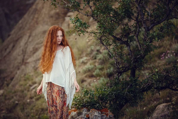 Joven pelirroja al estilo del Boho. Disfruta de la belleza de la costa del mar. La idea y el concepto de libertad y hippies — Foto de Stock