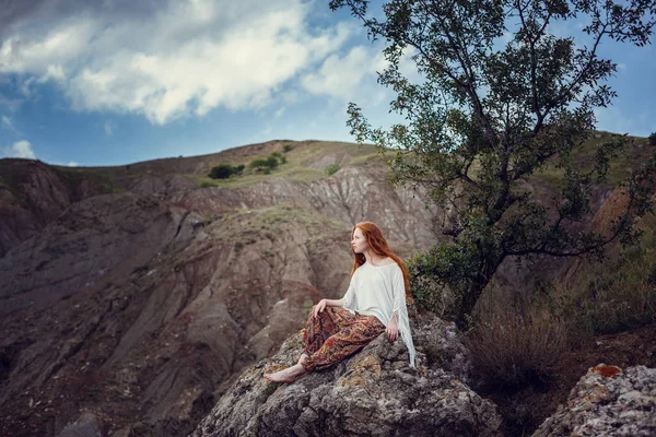 Joven pelirroja al estilo del Boho. Disfruta de la belleza de la costa del mar. La idea y el concepto de libertad y hippies — Foto de Stock