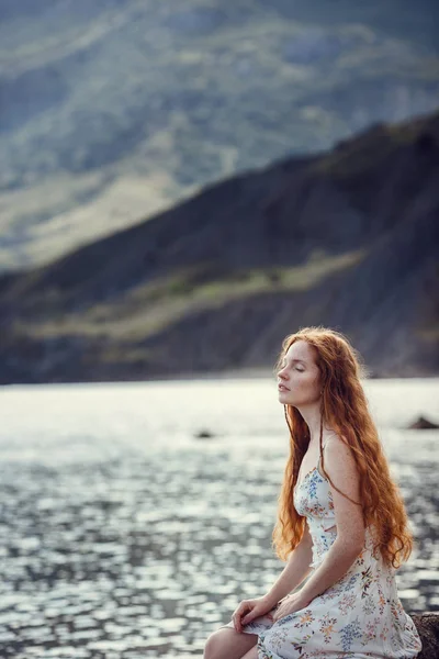 Joven pelirroja al estilo del Boho. Disfruta de la belleza de la costa del mar. La idea y el concepto de libertad y hippies — Foto de Stock