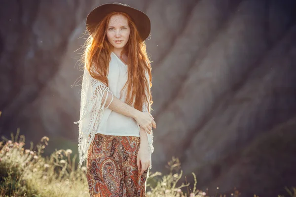 Una jovencita de estilo boho, en la costa con su perro. La idea y el concepto de libertad y hippies — Foto de Stock