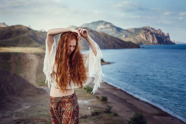 A young girl in a boho style, on the coast with her dog. The idea and concept of freedom and hippies — Stock Photo, Image