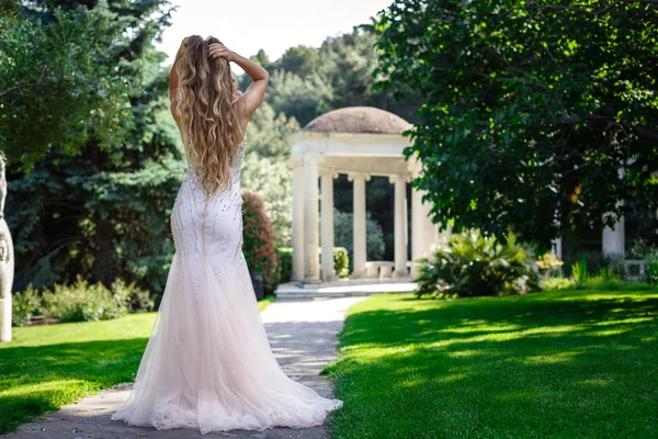 Moda foto all'aperto di elegante bella donna con i capelli biondi in lussuose paillettes vestito e accessori in argento, in posa nel parco estivo — Foto Stock