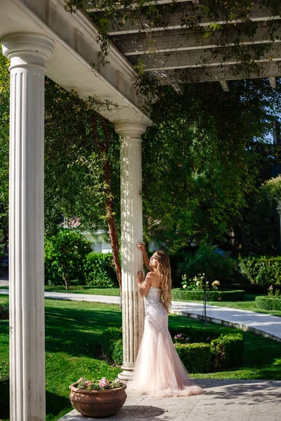 Moda foto all'aperto di elegante bella donna con i capelli biondi in lussuose paillettes vestito e accessori in argento, in posa nel parco estivo — Foto Stock