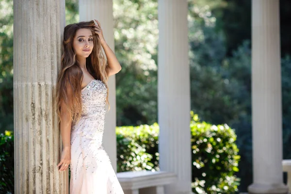 Foto de moda al aire libre de la mujer hermosa elegante con el pelo rubio en lujoso vestido de lentejuelas y accesorios de plata, posando en el parque de verano — Foto de Stock