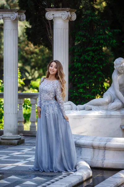 Moda foto all'aperto di elegante bella donna con i capelli biondi in lussuose paillettes vestito e accessori in argento, in posa nel parco estivo — Foto Stock
