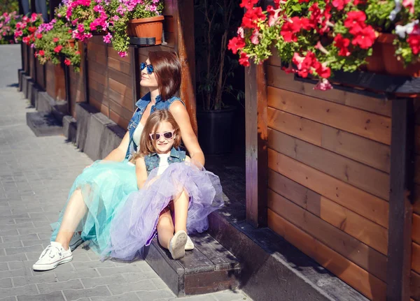 Anne ve kızı yaz tatilinde, Promena boyunca gezinme