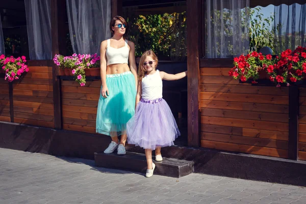 Anne ve kızı yaz tatilinde, Promena boyunca gezinme