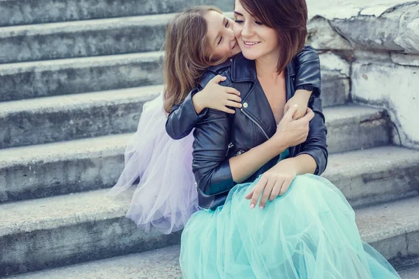 Anne ve kızı yaz tatili, bir kafede deniz kenarında gezinti boyunca geziniyor.