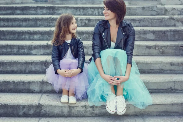 Anne ve kızı yaz tatilinde, Promena boyunca gezinme