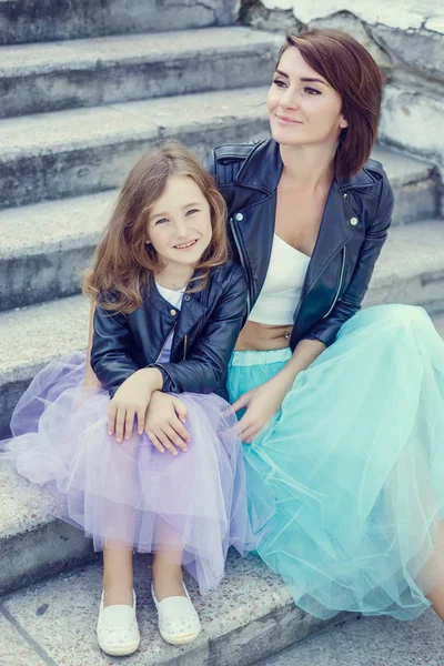 Anne ve kızı yaz tatili, bir kafede deniz kenarında gezinti boyunca geziniyor.