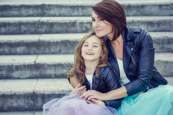 Anne ve kızı yaz tatili, bir kafede deniz kenarında gezinti boyunca geziniyor.