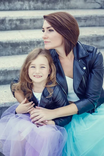 Anne ve kızı yaz tatili, bir kafede deniz kenarında gezinti boyunca geziniyor.