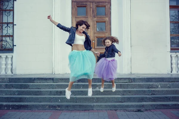 Anne ve kızı yaz tatilinde, Promena boyunca gezinme