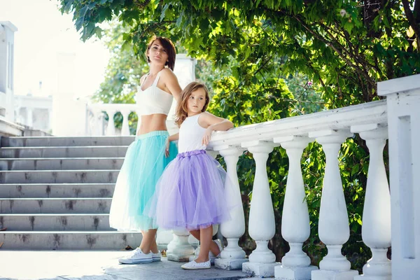 Anne ve kızı yaz tatili, bir kafede deniz kenarında gezinti boyunca geziniyor.