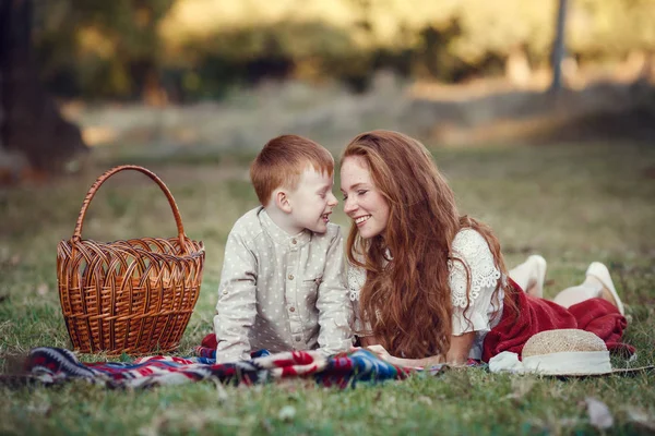 행복한 빨간 머리에 대한 시리즈. 언니와 남동생. 공원·가을·강 — 스톡 사진