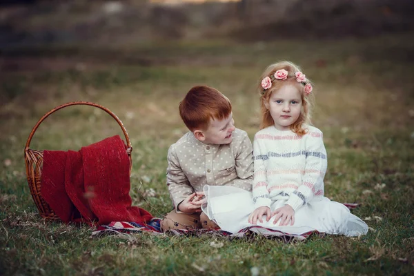 Una serie di foto di bambini dai capelli rossi. Ragazza e ragazzo in natur — Foto Stock