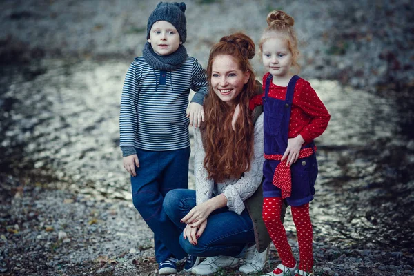 Серия о счастливых рыжих. Старшая сестра и младший брат и сестра. Парк, осень, река — стоковое фото