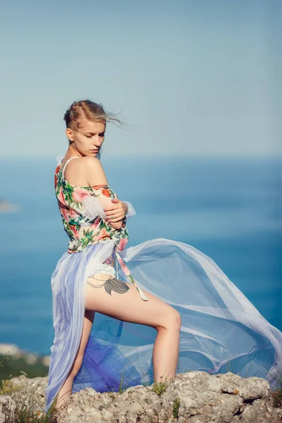 Şık bir rakam ve güzel iç çamaşırı ile güzel genç kadın.