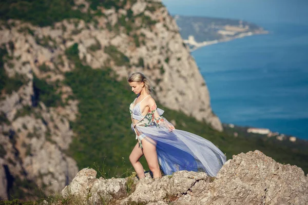 Şık bir rakam ve güzel iç çamaşırı ile güzel genç kadın.