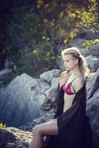 Şık bir rakam ve güzel iç çamaşırı ile güzel genç kadın.