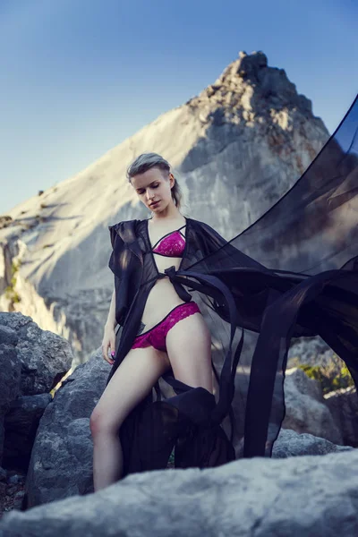 Şık bir rakam ve güzel iç çamaşırı ile güzel genç kadın.