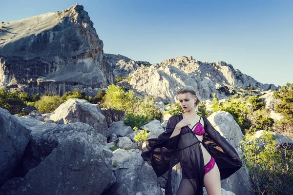 Şık bir rakam ve güzel iç çamaşırı ile güzel genç kadın.