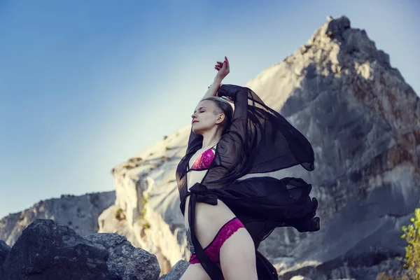 Şık bir rakam ve güzel iç çamaşırı ile güzel genç kadın.