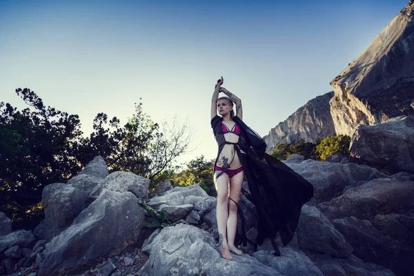 Şık bir rakam ve güzel iç çamaşırı ile güzel genç kadın.