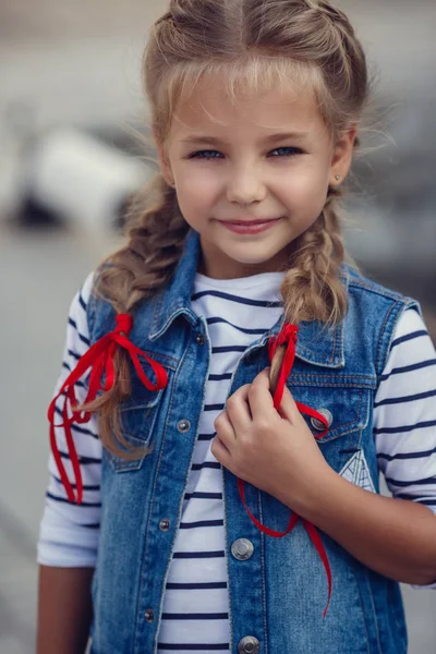 Красивая маленькая девочка в морском стиле на фоне — стоковое фото