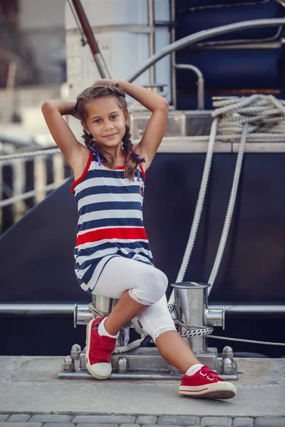 Krásná holčička v mořském stylu proti pozadí — Stock fotografie